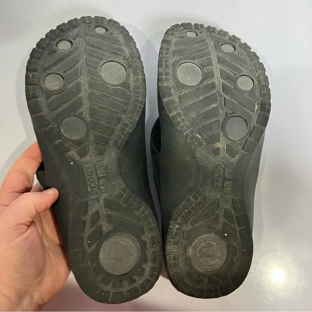 Crocs black flip flops unisex sizing‎